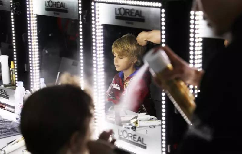 突袭时装周后台，探秘让模特360度美丽无死角的妆发技巧