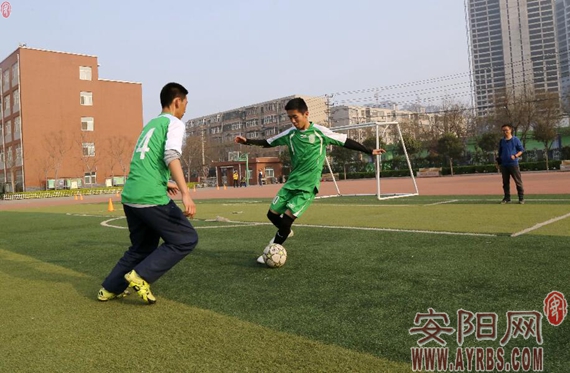 足球小子踢球,足球少年逐梦绿茵场