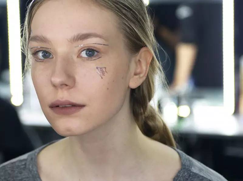 突袭时装周后台，探秘让模特360度美丽无死角的妆发技巧