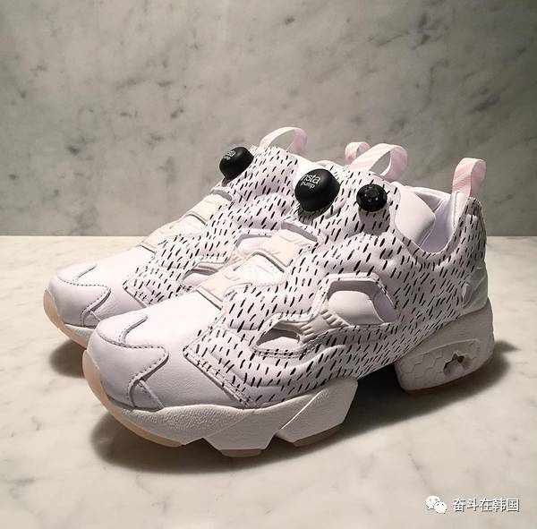 换季了买一双鞋子,换季买什么鞋子好看