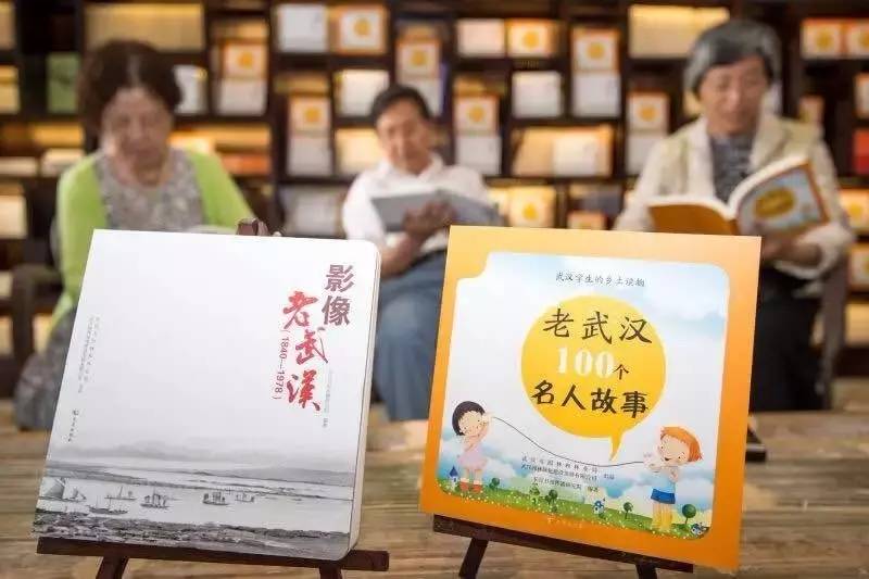 大猩猩给老虎喂奶,大猩猩给老虎喂奶太温馨太感动了