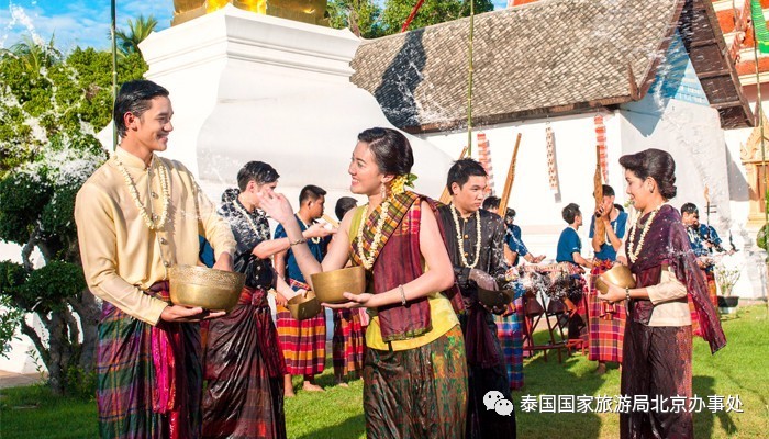 泰国的泼水节有别于云南的泼水节,泰国曼谷国际泼水节