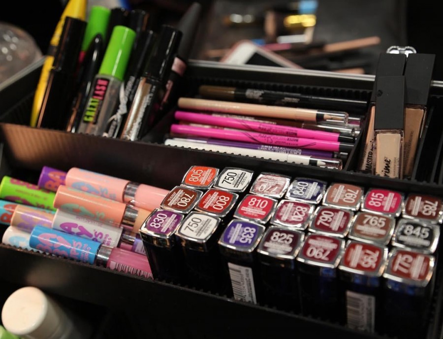 突袭时装周后台，探秘让模特360度美丽无死角的妆发技巧