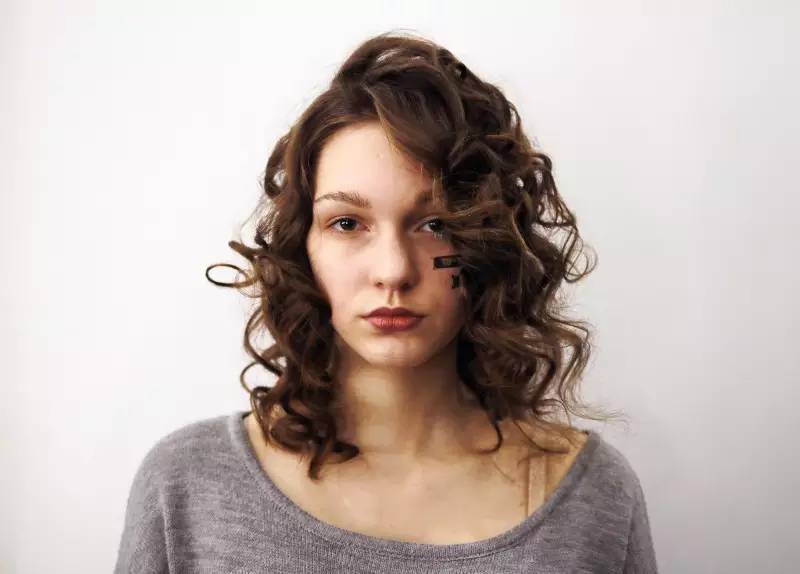 突袭时装周后台，探秘让模特360度美丽无死角的妆发技巧