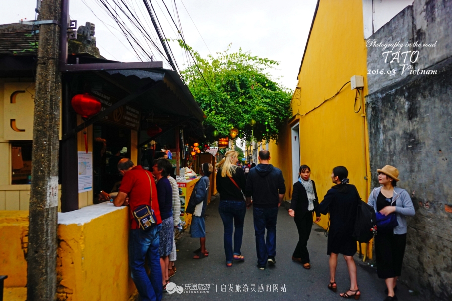 华灯初上霓虹灯闪烁夜色也很美丽,华灯初上迎元宵