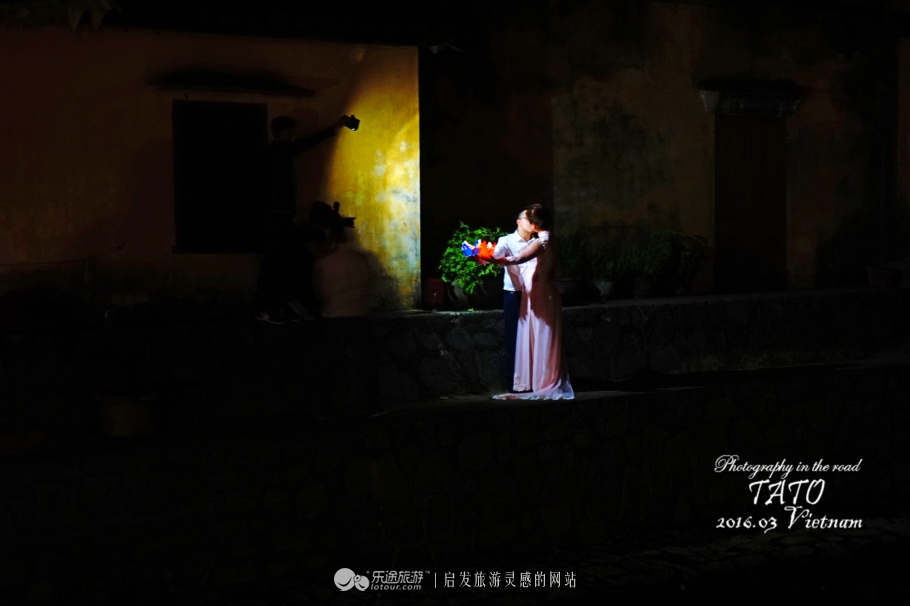 华灯初上霓虹灯闪烁夜色也很美丽,华灯初上迎元宵