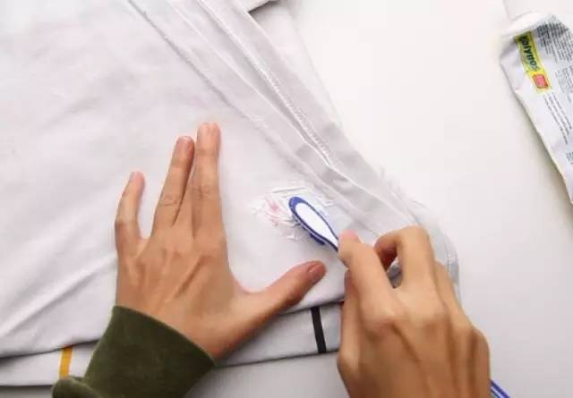 火锅油溅到白衣服上怎么处理,吃火锅油溅到多用插座上