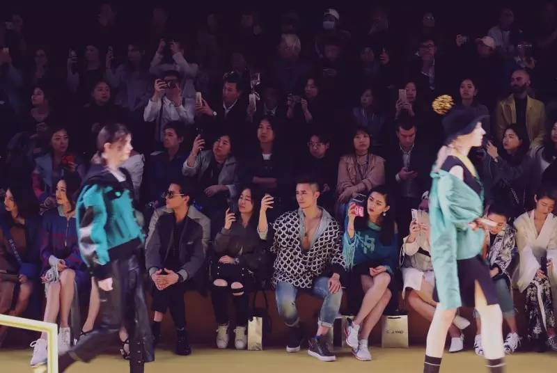 突袭时装周后台，探秘让模特360度美丽无死角的妆发技巧