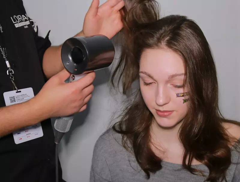 突袭时装周后台，探秘让模特360度美丽无死角的妆发技巧