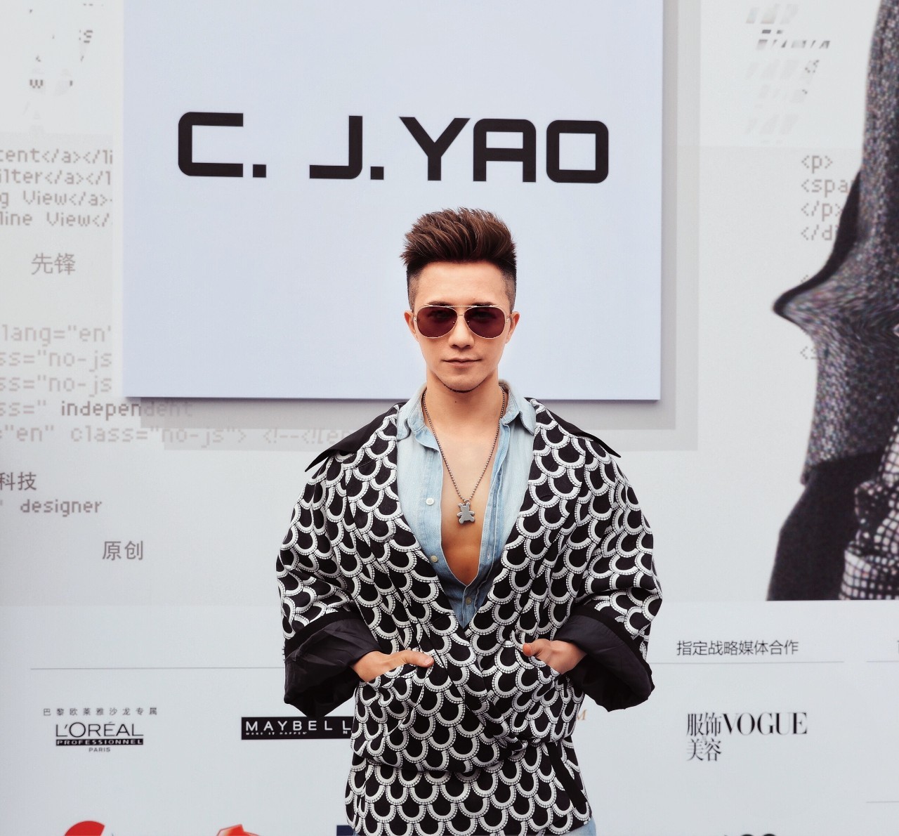 突袭时装周后台，探秘让模特360度美丽无死角的妆发技巧