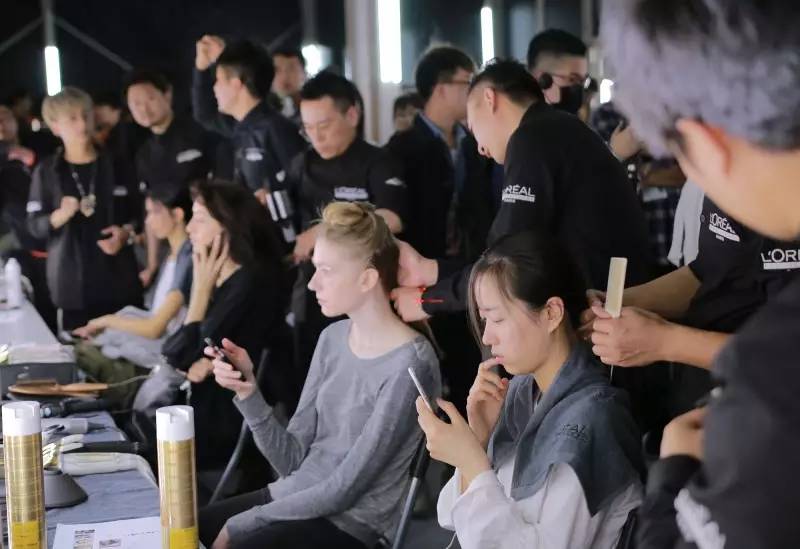 突袭时装周后台，探秘让模特360度美丽无死角的妆发技巧
