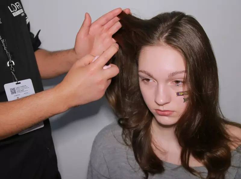 突袭时装周后台，探秘让模特360度美丽无死角的妆发技巧