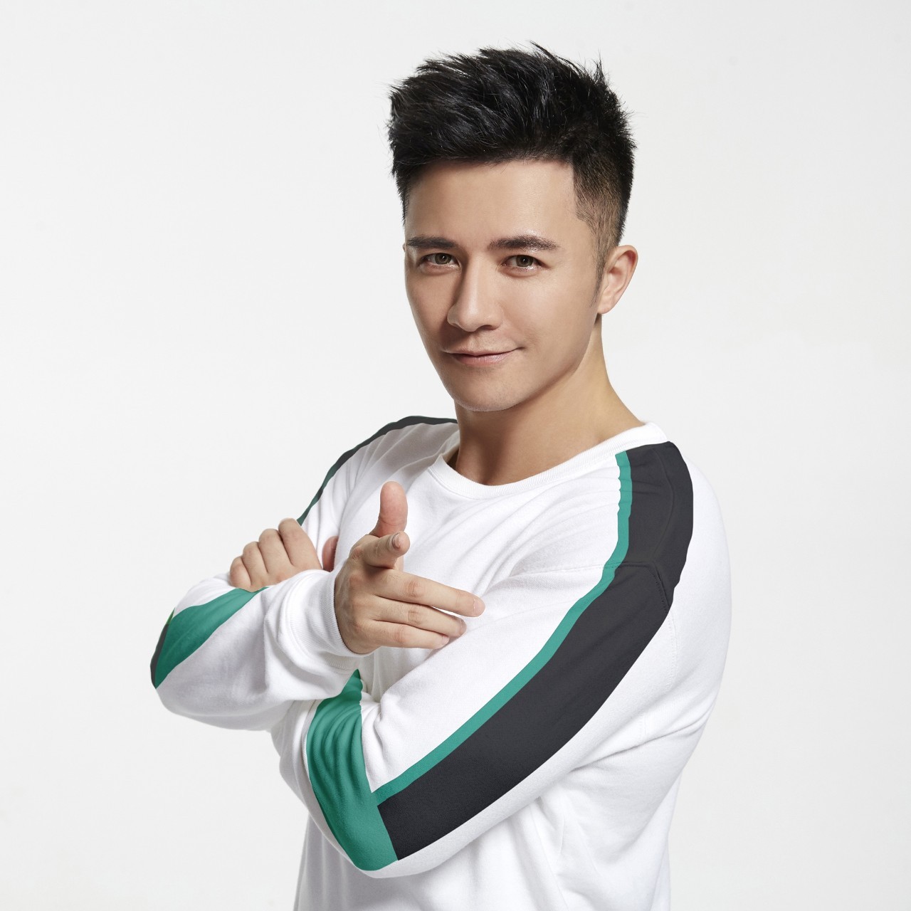 突袭时装周后台，探秘让模特360度美丽无死角的妆发技巧