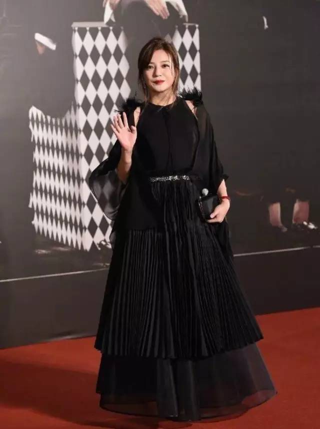 金像奖｜她们没有摘得影后，却靠唇色突围了黑裙阵营！