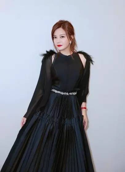 金像奖｜她们没有摘得影后，却靠唇色突围了黑裙阵营！