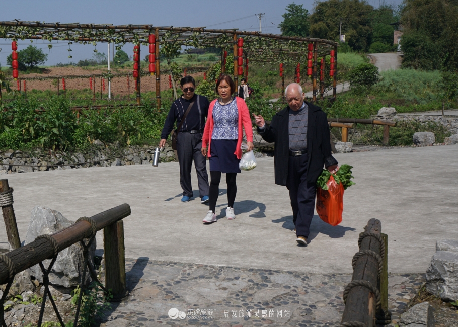 推开石门登一山拜一佛,你就修得了正果