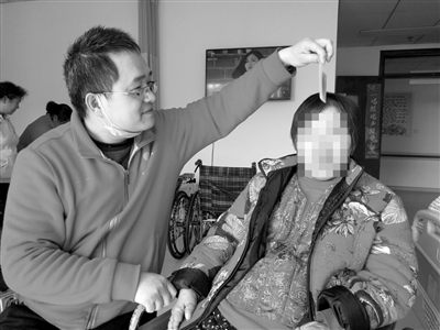 36岁男护工照顾93岁老人,80后男家政