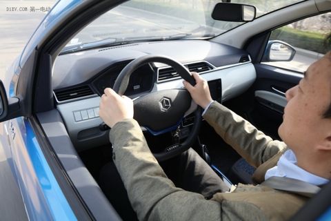 雷丁d80锂电版四轮车评价,雷丁d80高配电动车蓝色图片