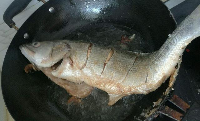 煎鱼不粘锅烧鱼不碎的秘诀是什么,煎鱼不粘锅不碎的技巧窍门