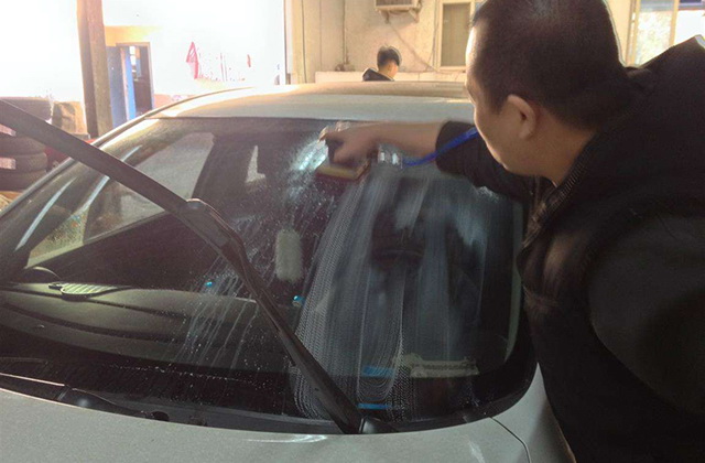 玻璃镀膜雨天必备,高大玻璃上贴膜的最佳方法