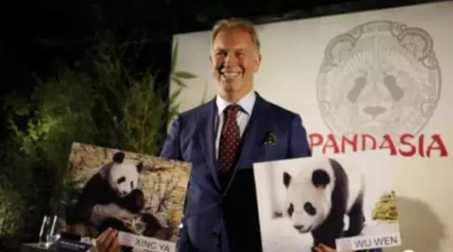 荷兰迎接中国大熊猫,大熊猫在国外有警车开道