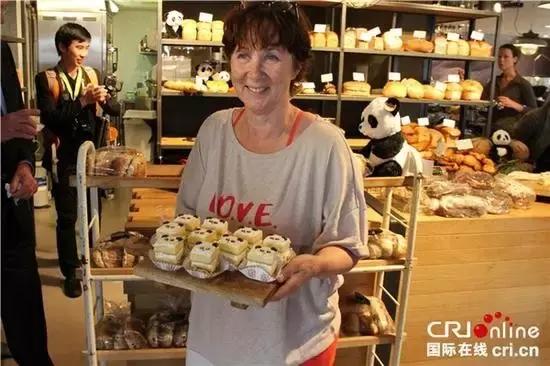 荷兰迎接中国大熊猫,大熊猫在国外有警车开道