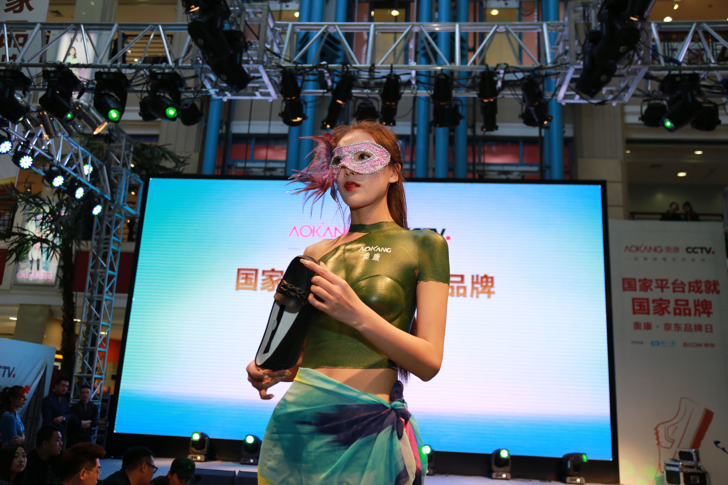 奥康联袂央视《星光大道》空降哈尔滨