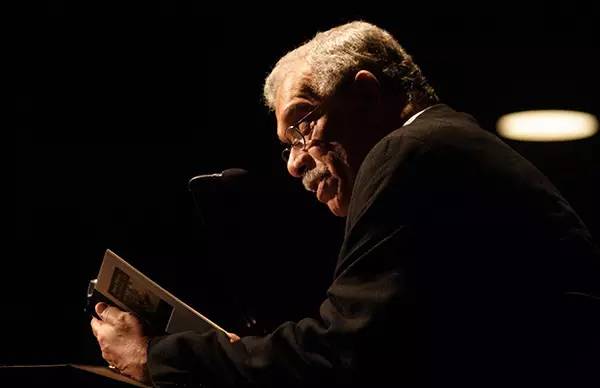 清华思客｜沃尔科特：幸运的旅行者？不幸的*亡流**人