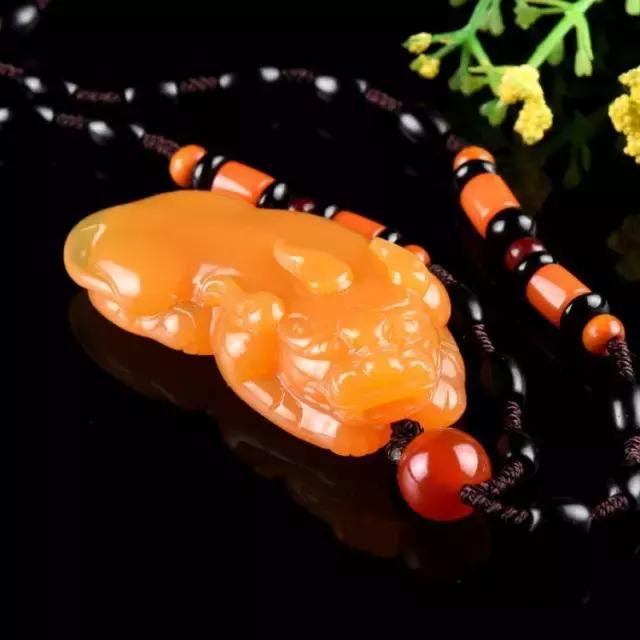 貔貅黄龙玉沙金佩戴有讲究,黄龙玉的貔貅戴着脖子上怎么戴