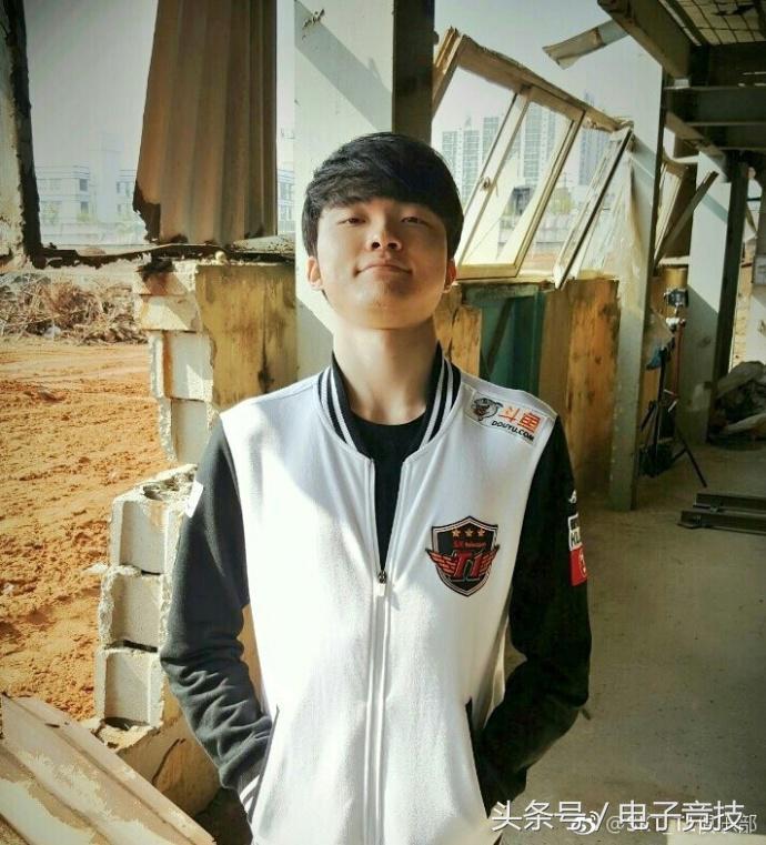 skt黑白色的队服,skt新队服效果