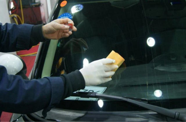雨季镀膜玻璃水怎么用,雨季必备前档玻璃镀膜