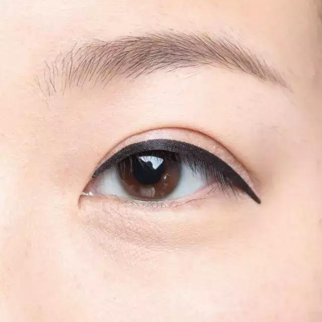 专治手残党眼线辅助器,真正好用不晕妆的眼线笔