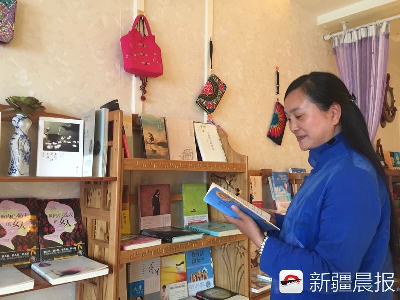 乌鲁木齐读书达人何志涓：把家改造成了读书社
