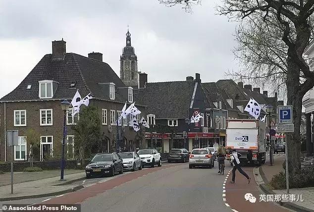 荷兰迎接中国大熊猫,大熊猫在国外有警车开道