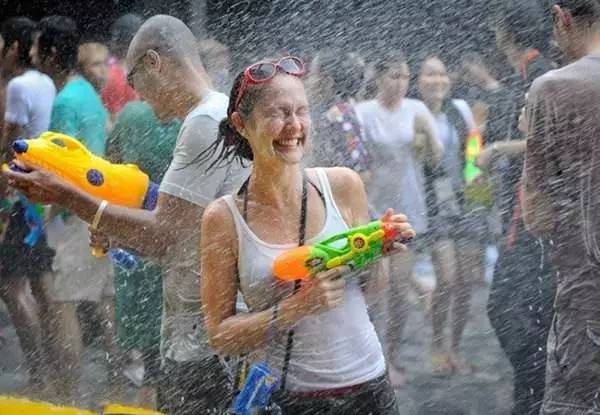 精致女生如何正确的卸妆,卸妆误区远离烂脸