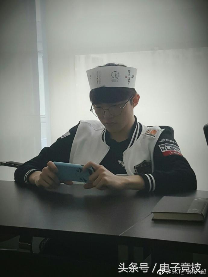 skt黑白色的队服,skt新队服效果