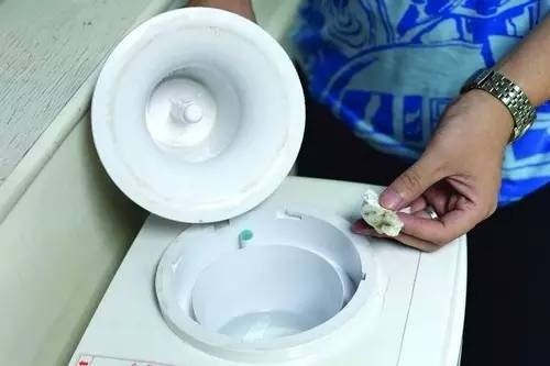 饮水机里很脏如何打开,饮水机里面有白色颗粒是什么毒药