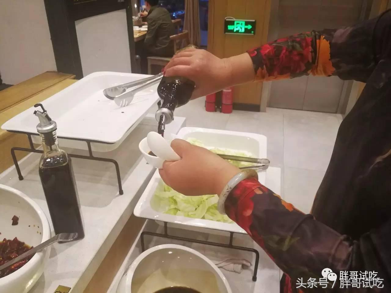 胖哥试吃的火锅底料,试吃云南牛肉火锅