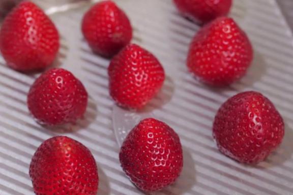 洗过的草莓怎么保存到第二天,草莓怎么保存才不容易烂掉夏天