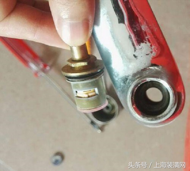 水龙头关着还是滴水该怎么修,水龙头关好了还滴水怎么回事