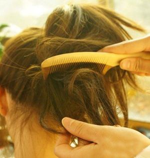 礼仪发型简单扎法花苞头,舞蹈花苞头的扎法教程