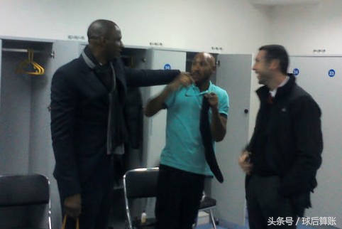 狗血！英超神锋自爆遭队友“老二”抽脸，对方竟称是莫*荣大**耀