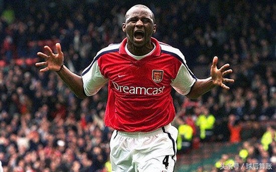 狗血！英超神锋自爆遭队友“老二”抽脸，对方竟称是莫*荣大**耀