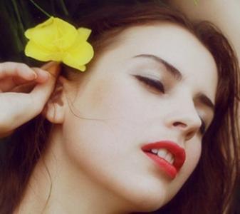 蛋白线凸起怎么处理,蛋白线一个月后出现凹陷