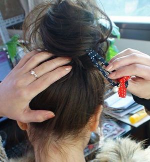 礼仪发型简单扎法花苞头,舞蹈花苞头的扎法教程