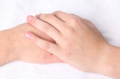 手脚脱皮是什么原因造成的,如何处理才好?