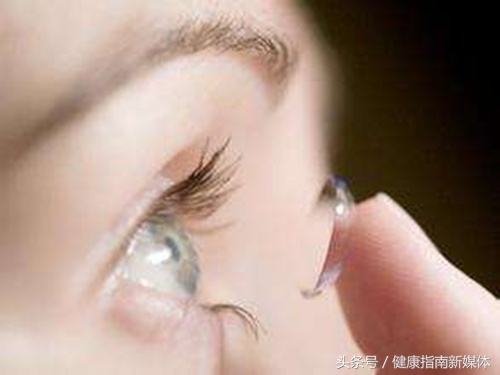 英国妹子用失明的教训告诉你,千万别让隐形眼镜沾上水