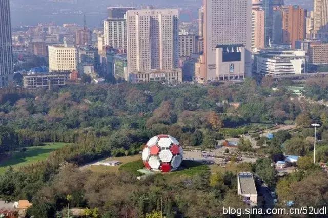 大连劳动公园的大足球有什么奥秘,劳动公园大足球在哪个门