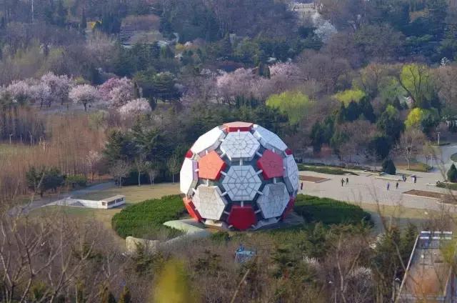 大连劳动公园的大足球有什么奥秘,劳动公园大足球在哪个门