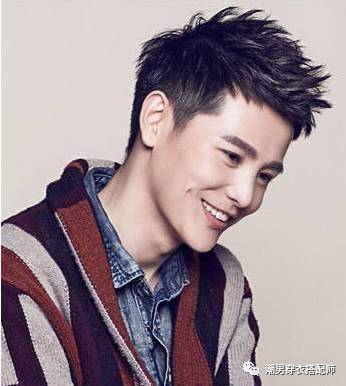 男生头发两边太炸怎么办,男生发型两边太炸怎么办